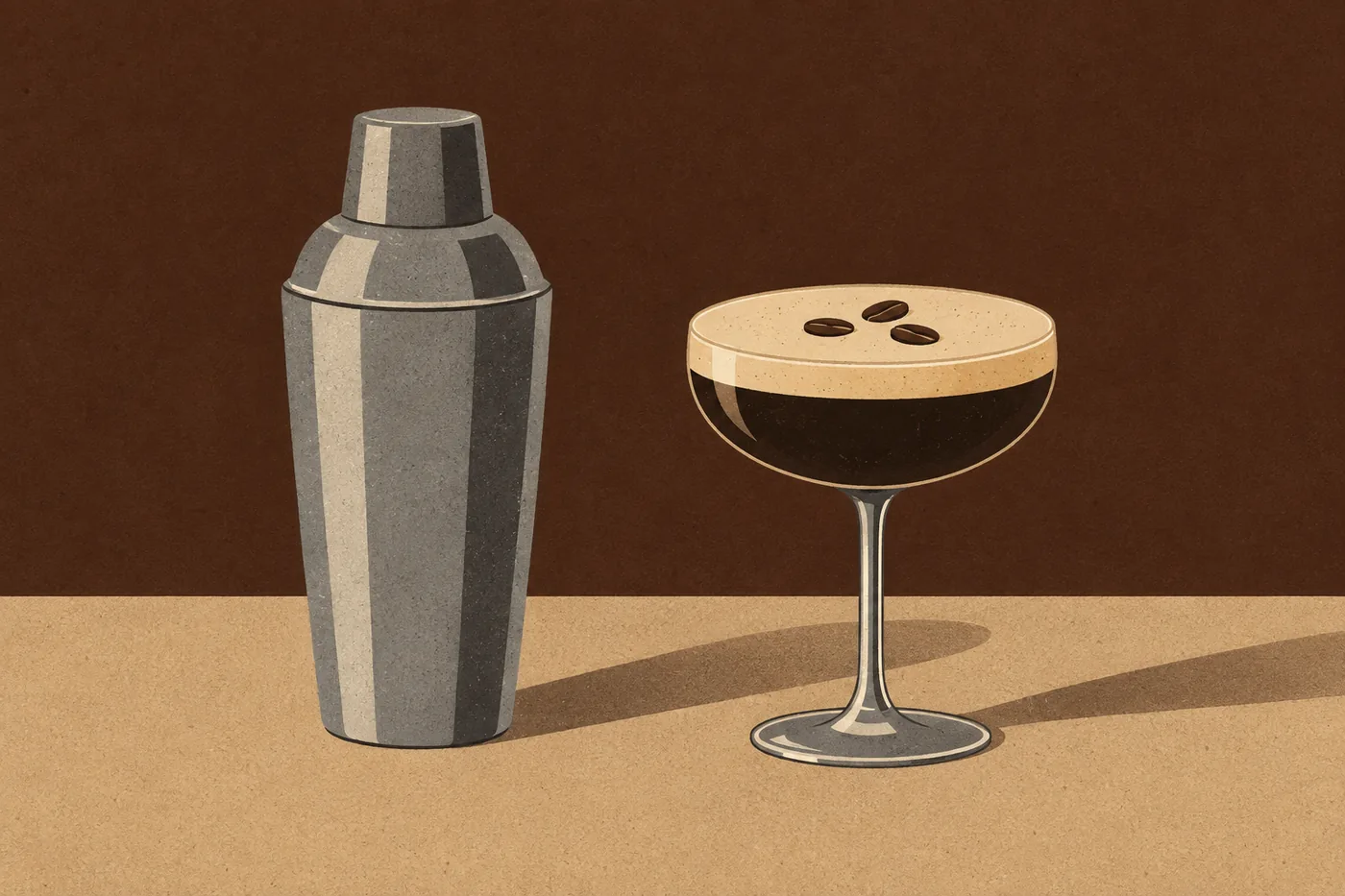 Schaumkrone auf dem alkoholfreien Espresso Martini, daneben der Shaker Schaumkrone auf dem alkoholfreien Espresso Martini, daneben der Shaker