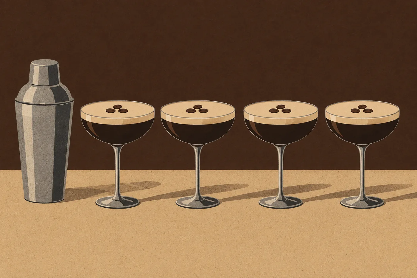 Vier Espresso Martini für Gäste vorbereitet, daneben der Shaker Vier Espresso Martini für Gäste vorbereitet, daneben der Shaker