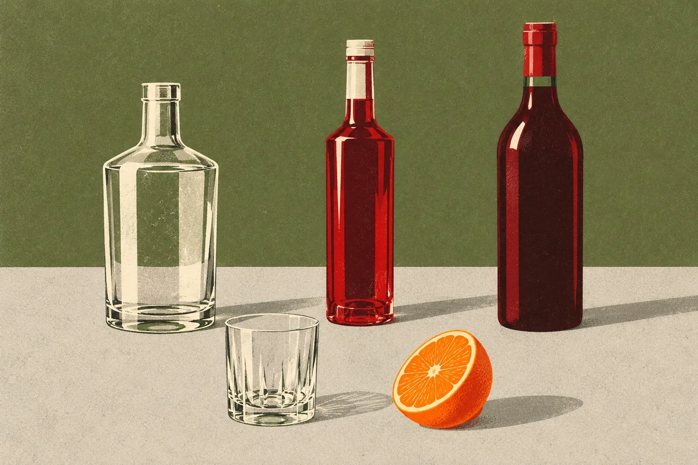 Zutaten für den Negroni: eine Flasche Gin, eine Flasche roter Bitterlikör und eine Flasche roter Wermut, davor ein leerer Tumbler und eine halbierte Orange