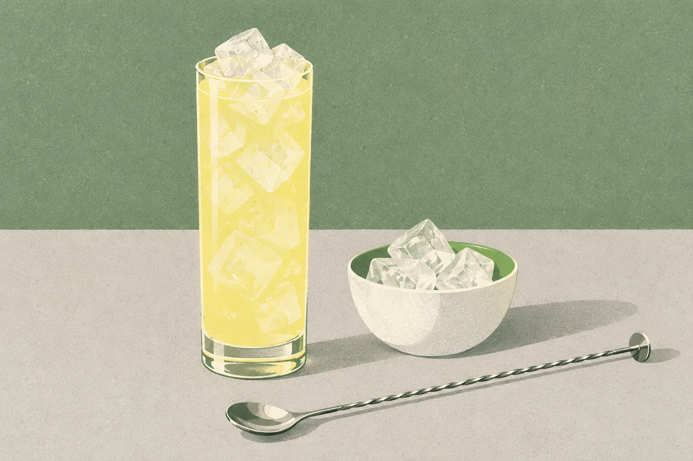 Tom Collins im hohen Glas, bis oben mit Eis gefüllt, daneben eine Schale mit Eiswürfeln und ein Barlöffel